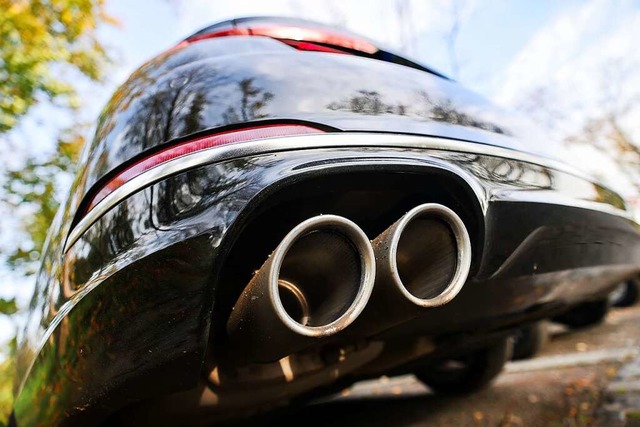 Der Angeklagte soll mit seinem Auto ei...am Bein touchiert haben (Symbolfoto).   | Foto: Oliver Berg (dpa)