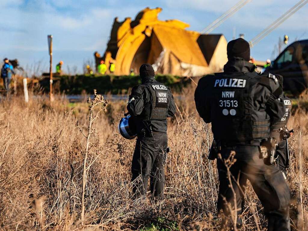 Polizei sichert erste Arbeiten von Energiekonzern RWE ab