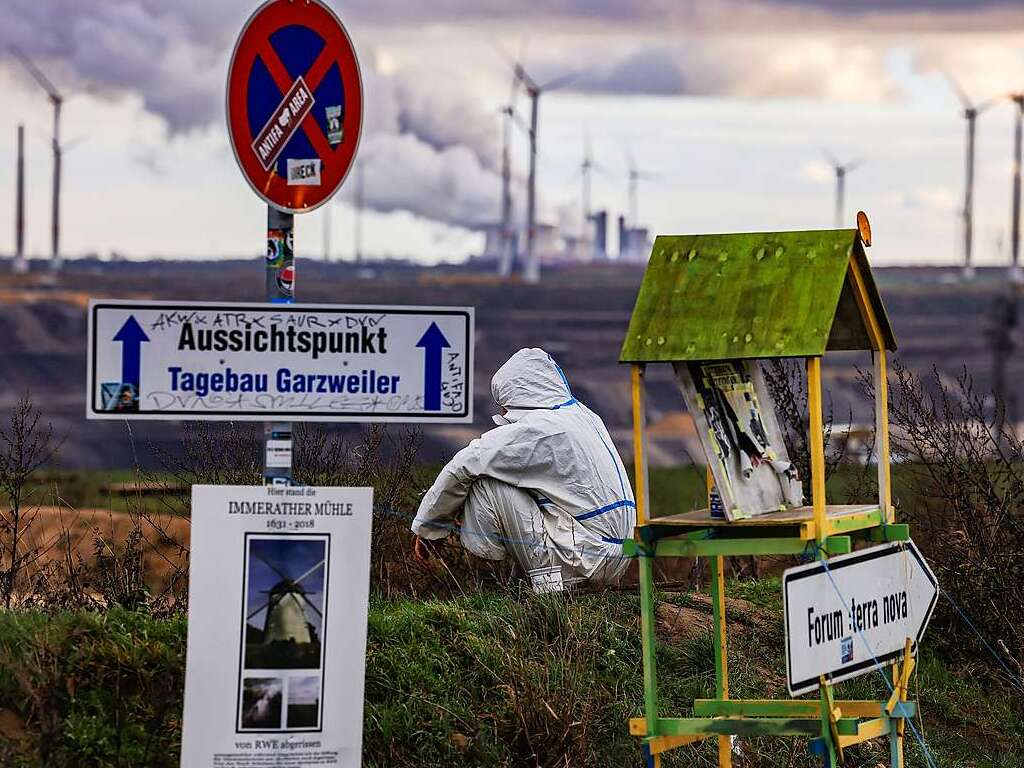 Polizei sichert erste Arbeiten von Energiekonzern RWE ab