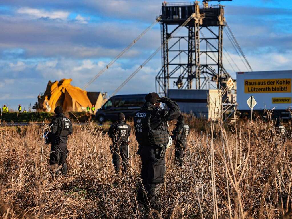 Polizei sichert erste Arbeiten von Energiekonzern RWE ab