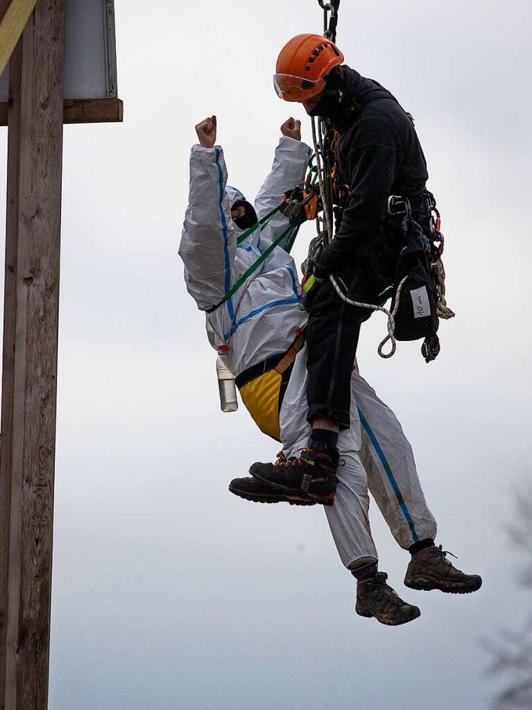 Polizei sichert erste Arbeiten von Energiekonzern RWE ab