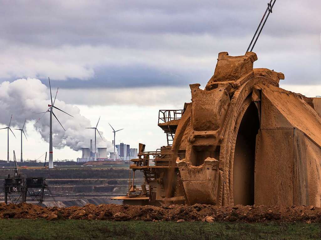 Polizei sichert erste Arbeiten von Energiekonzern RWE ab