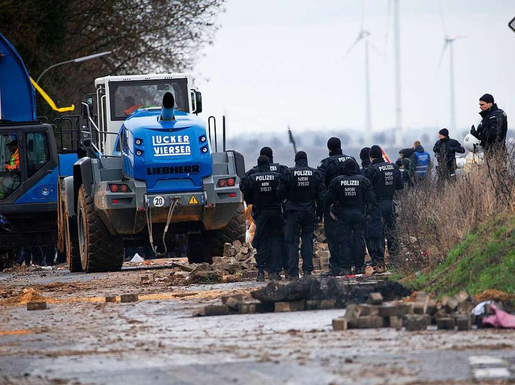 Polizei sichert erste Arbeiten von Energiekonzern RWE ab