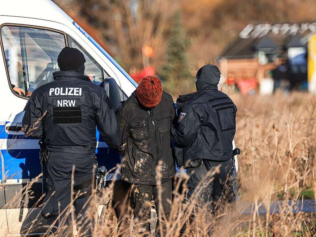 Polizei sichert erste Arbeiten von Energiekonzern RWE ab