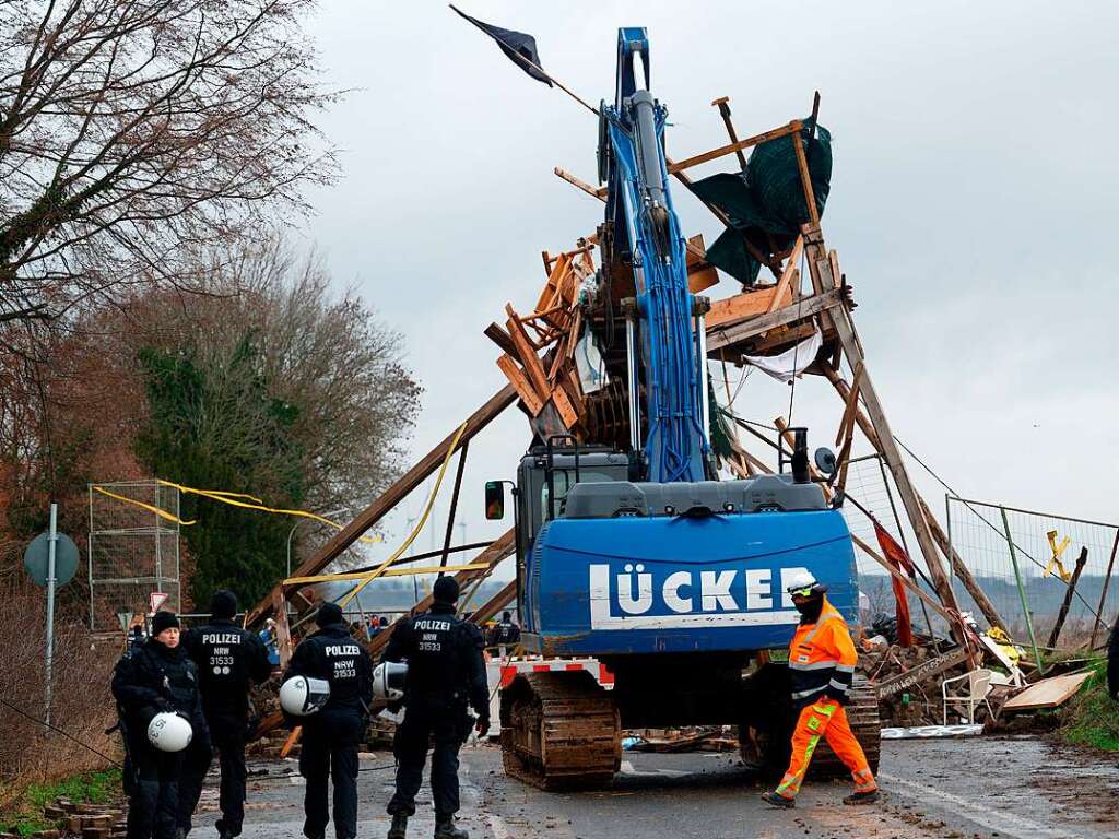 Polizei sichert erste Arbeiten von Energiekonzern RWE ab