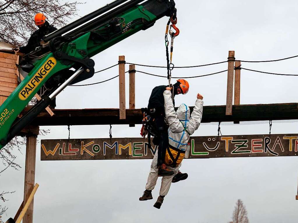 Polizei sichert erste Arbeiten von Energiekonzern RWE ab