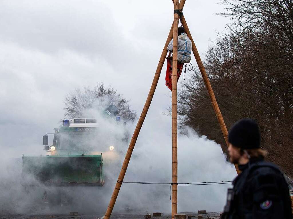 Polizei sichert erste Arbeiten von Energiekonzern RWE ab