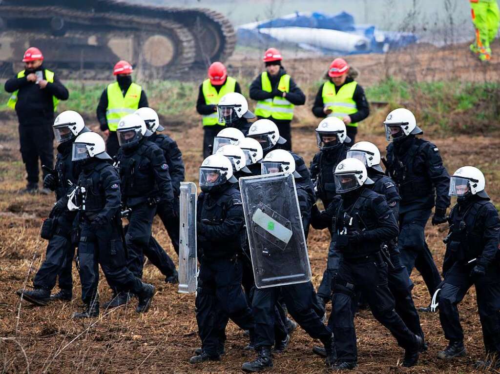 Polizei sichert erste Arbeiten von Energiekonzern RWE ab