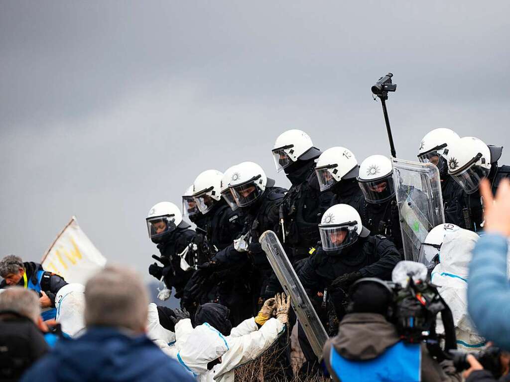 Polizei sichert erste Arbeiten von Energiekonzern RWE ab