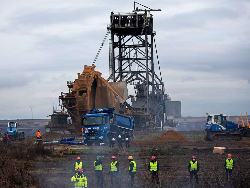 Polizei sichert erste Arbeiten von Energiekonzern RWE ab