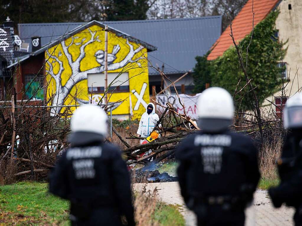 Polizei sichert erste Arbeiten von Energiekonzern RWE ab