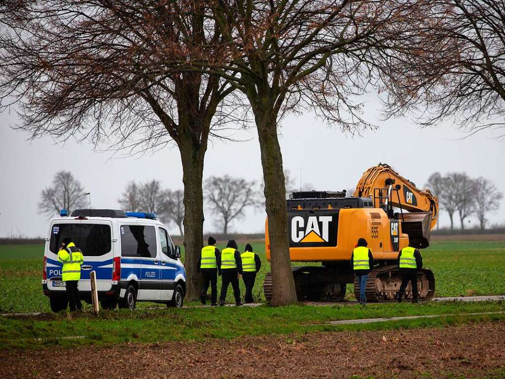 Polizei sichert erste Arbeiten von Energiekonzern RWE ab