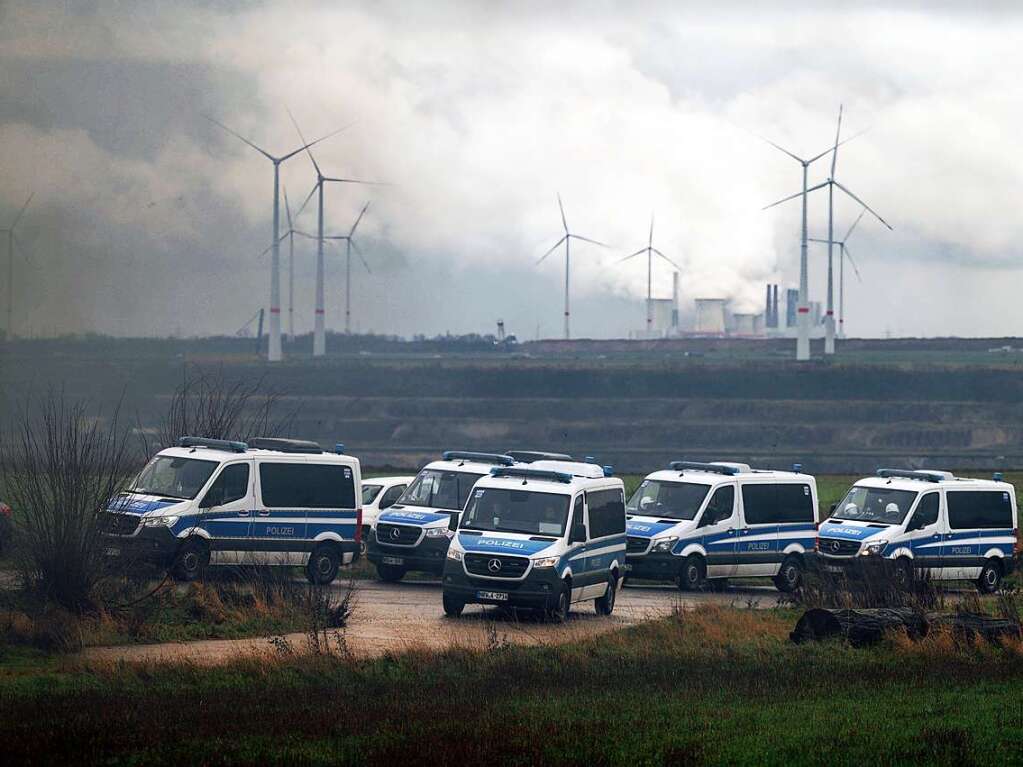 Polizei sichert erste Arbeiten von Energiekonzern RWE ab