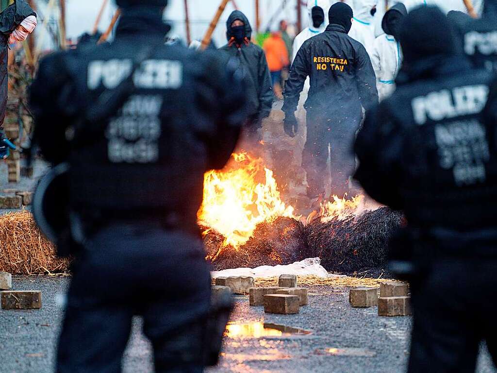 Polizei sichert erste Arbeiten von Energiekonzern RWE ab