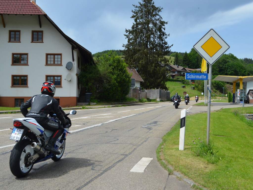 Sonniges Wetter und Wochenende: da ist die L101 durch Biederbach eine schne und beliebte Bikerstrecke: phasenweise in kurzen Abstnden fahren die Motorrder, auch grere Gruppen, talauf- und abwrts - hier am Wohngebiet Tannhf entlang.