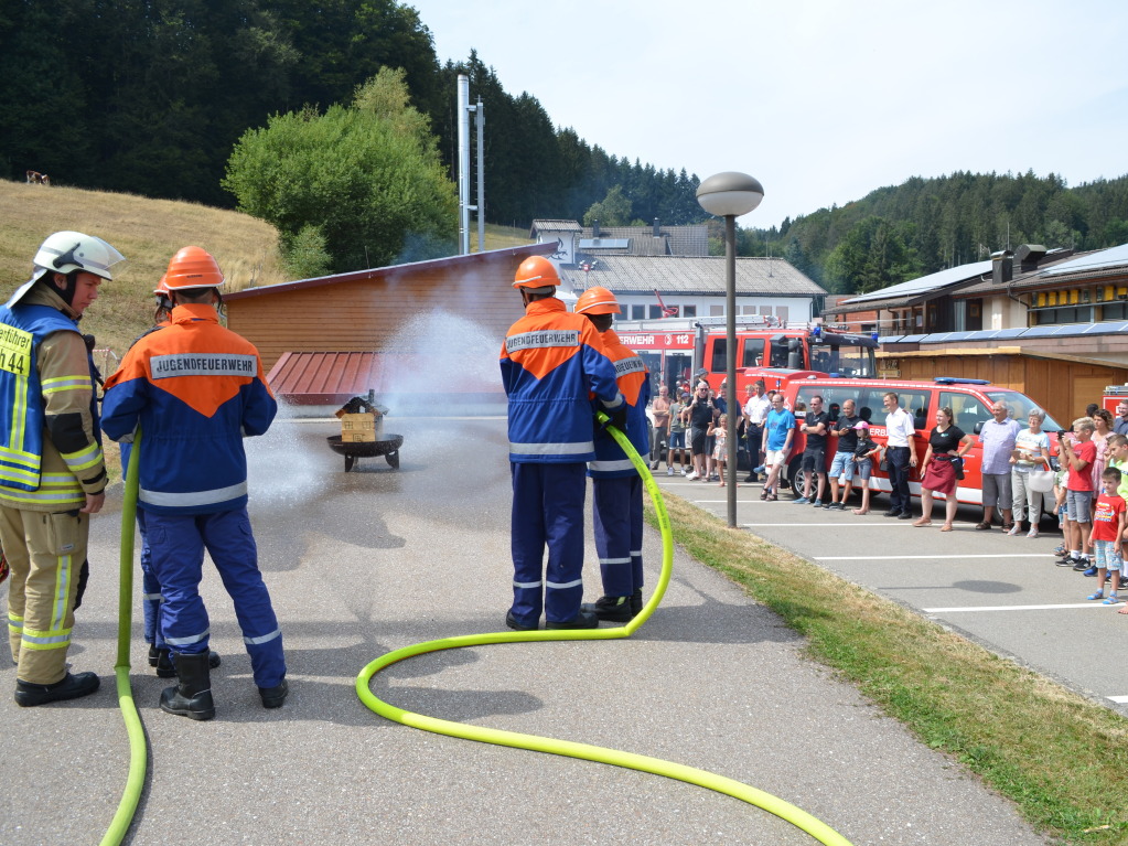 Die Jugendfeuerwehr Elzach hielt beim Fest der Landjugend  in Biederbach eine bung ab. Eine brennendes Miniaturholzhaus wurde zielsicher aus drei Rohren gelscht. Fr die Besucher und zahlreichen Kinder wie immer ein Hingucker.