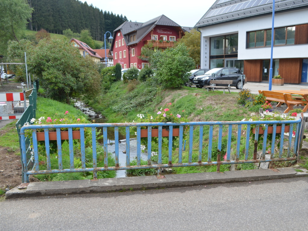 Auch geplant wurde Einiges: Hier in der Biederbacher Dorfmitte soll bis sptestens 2025 vieles anders aussehen: grerer Rathausvorplatz, durch Sttzmauer erweitertes Bachbett, neue Dorfbrcke und Begrnung - mehr Aufenthaltsqualitt.