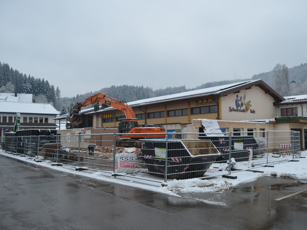 Kurz vor der Etatberatung im Gemeinderat am Jahresende haben die Abbrucharbeiten zur Sanierung der Schwarzwaldhalle begonnen, die im Jahr 2023 grte Investition in Biederbach.