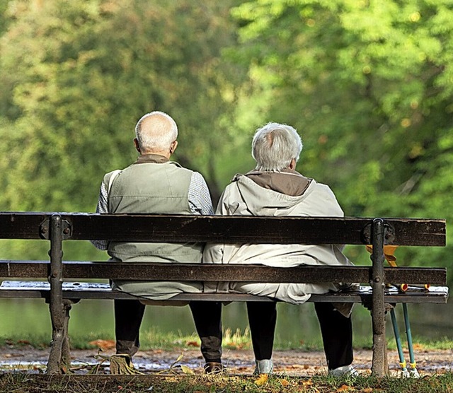 Ein altes Paar auf einer Bank  | Foto: Sebastian Kahnert (dpa)