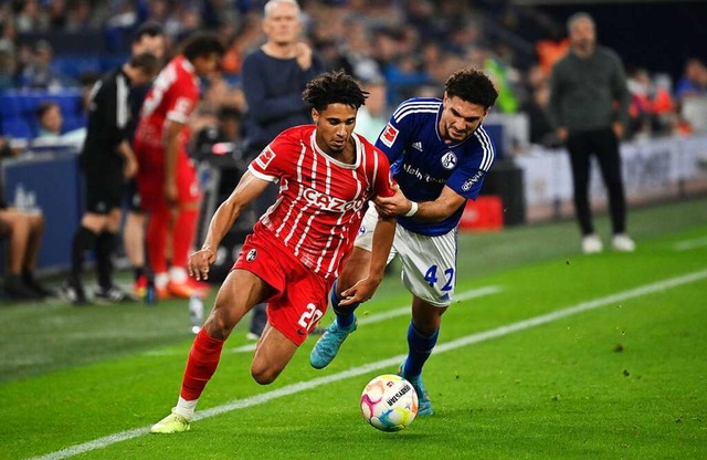 SC-Spieler Kevin Schade (vorn) im Zwei...er Kerim Calhanoglu Ende Oktober 2022.  | Foto: IMAGO/TEAM2sportphoto