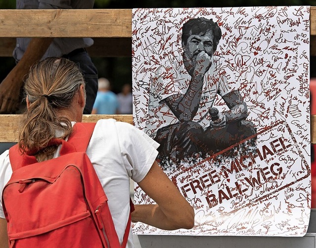 Ein Plakat fordert die Freilassung Ballwegs.  | Foto: Paul Zinken (dpa)