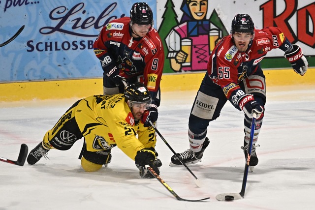 Mit vereinten Krften gegen den Favori...dischen Angreifer der Krefeld Pinguine  | Foto: Achim Keller