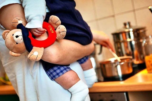 Eine Frau und ihre beiden Kleinkinder haben im Kreis Lrrach nur wenig Platz