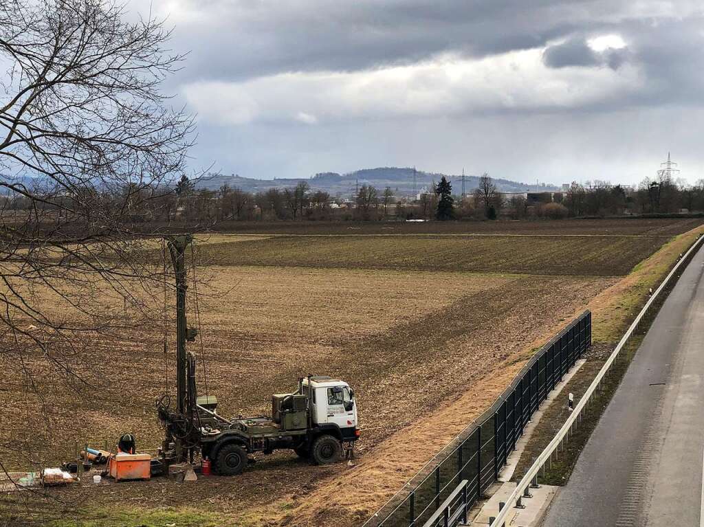 Februar: Bei Probebohrungen werden die Bodenschichten und die Beschaffung des Untergrunds entlang der A5 untersucht. Die Ergebnisse Sollen die Planungen