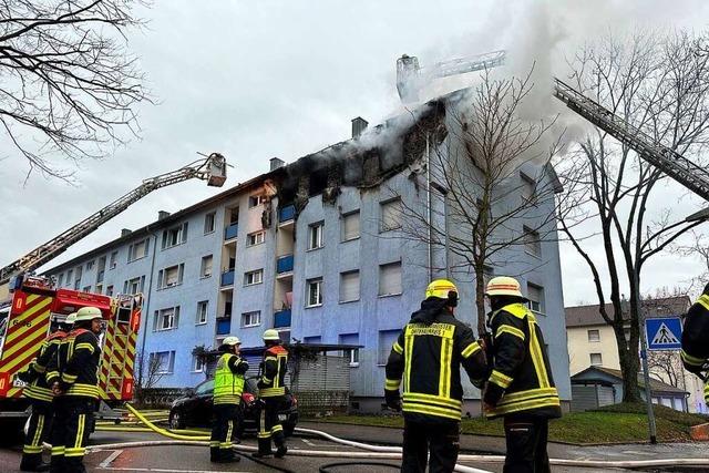 Offenburger Feuerwehr rettet Menschen mit Drehleiter aus brennender Wohnung
