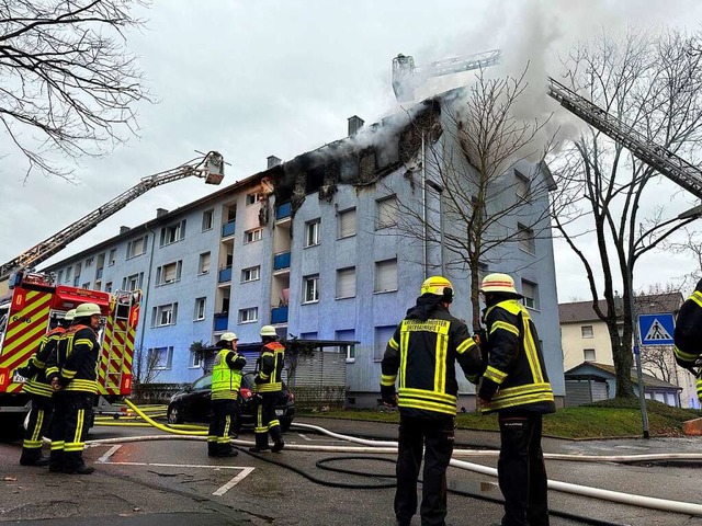 Die Feuerwehr evakuierte Bewohner mit der Drehleiter.  | Foto: Helmut Seller