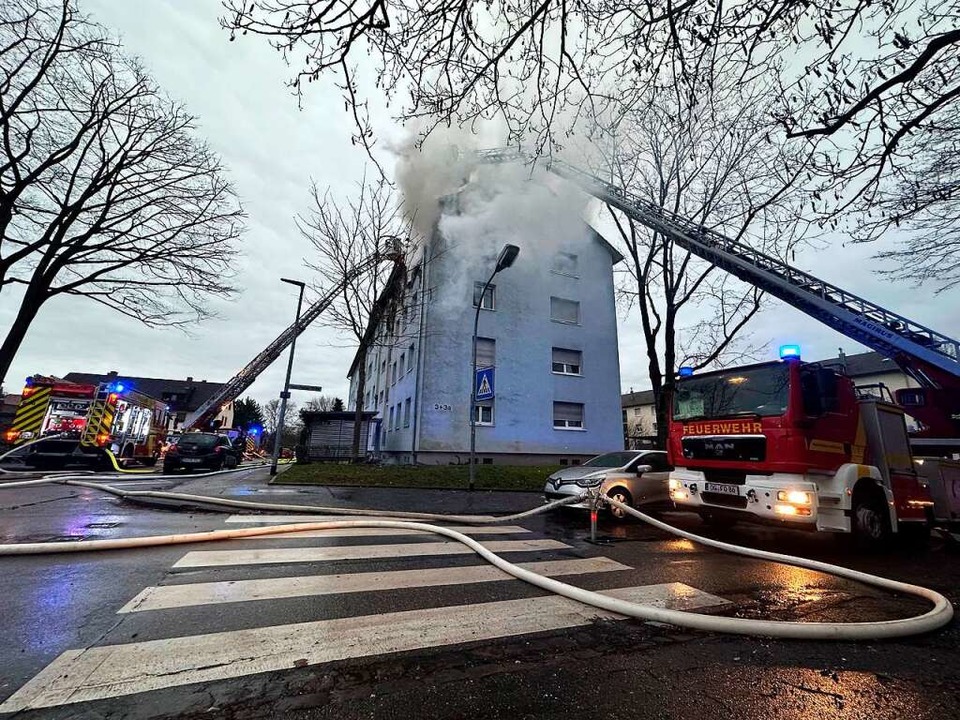 Offenburger Feuerwehr Rettet Menschen Mit Drehleiter Aus Brennender ...