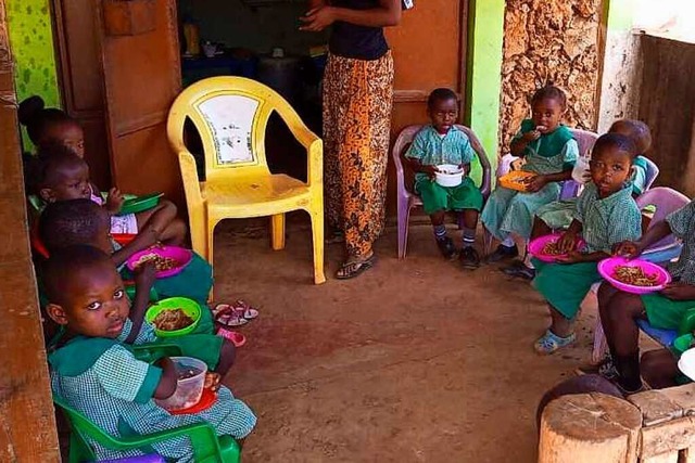 Die Schulkinder des Selbsthilfeprojekt...inem zweiten tglichen Essen versorgt.  | Foto: Andrea Wikmann