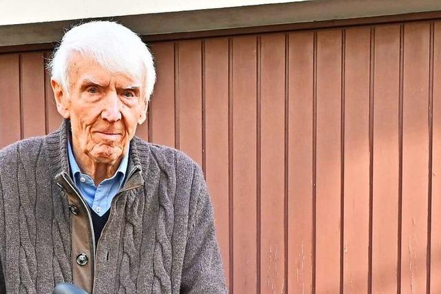 Unverschuldeter Unfall zwingt 90-jährigen Vespa-Fahrer in Freiburg an den Rollator