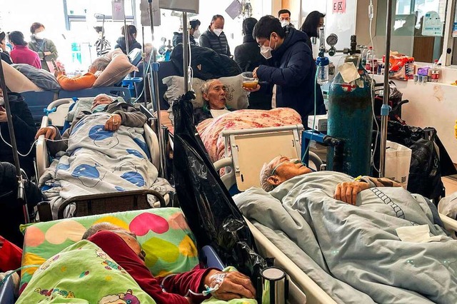 Dicht an dicht stehen im Tongren-Krankenhaus in Shanghai die Patientenbetten.  | Foto: HECTOR RETAMAL (AFP)