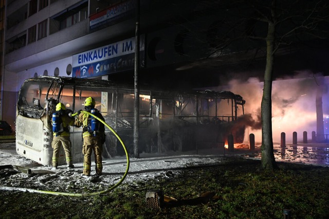 Berlin: Feuerwehrmnner lschen an der...von Unbekannten angezndet worden war.  | Foto: Paul Zinken (dpa)