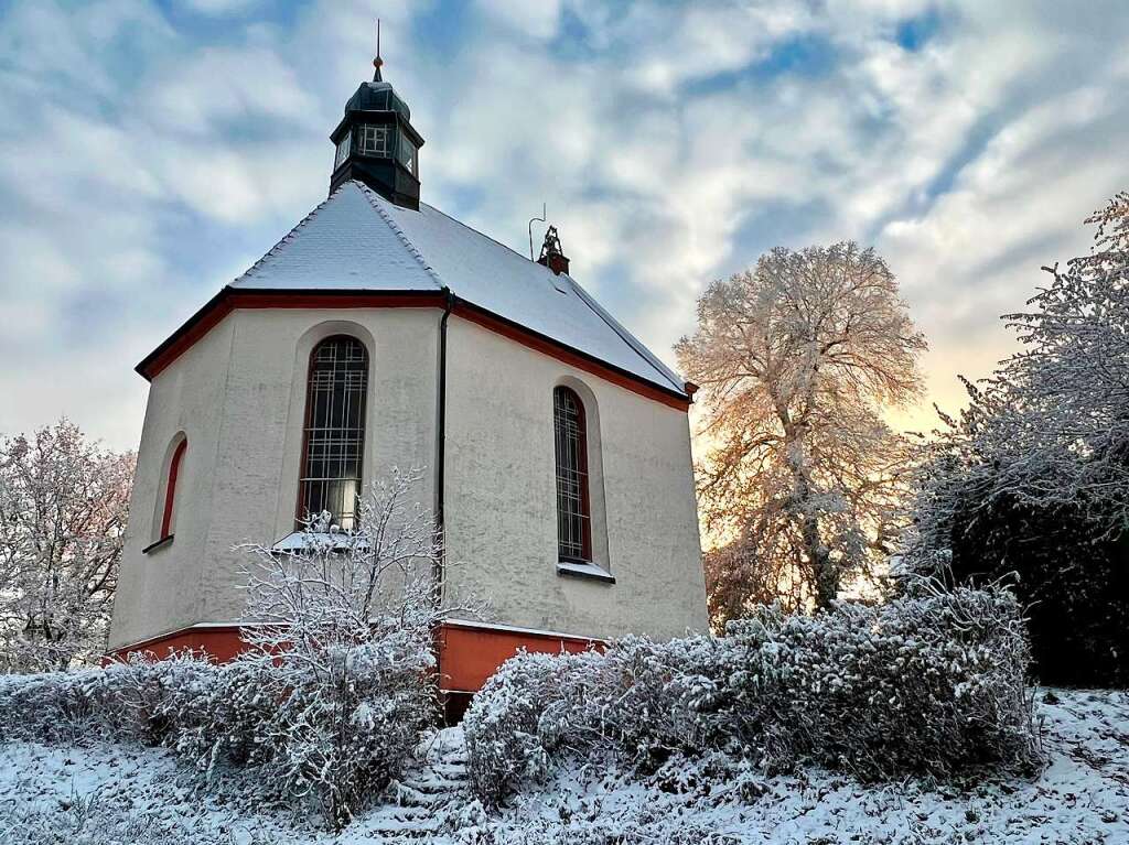 <Soloanlauf>Der erste Schnee</Soloanlauf> bedeckt das Dach der Katharinenkapelle in Endingen. Birgit Schweizer aus Wyhl fotografierte ihn bei einer Wanderung.