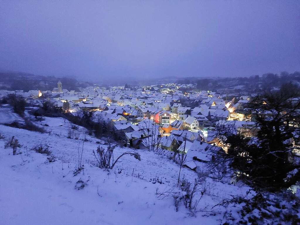 Ein Blick vom Malterdinger Bienenberg auf den verschneiten Ort