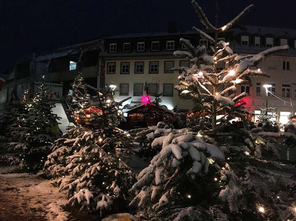 Der winterlich verschneite Marktplatz in Emmendingen