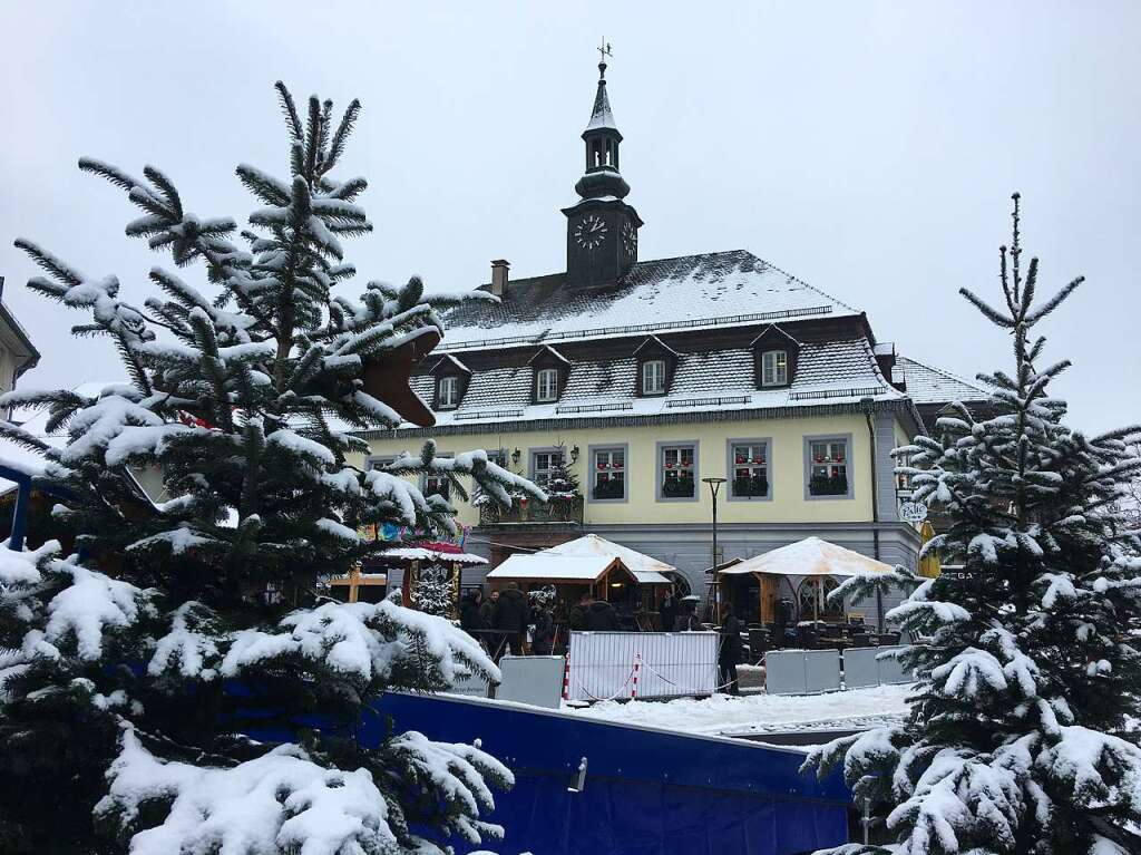 Der winterlich verschneite Marktplatz in Emmendingen