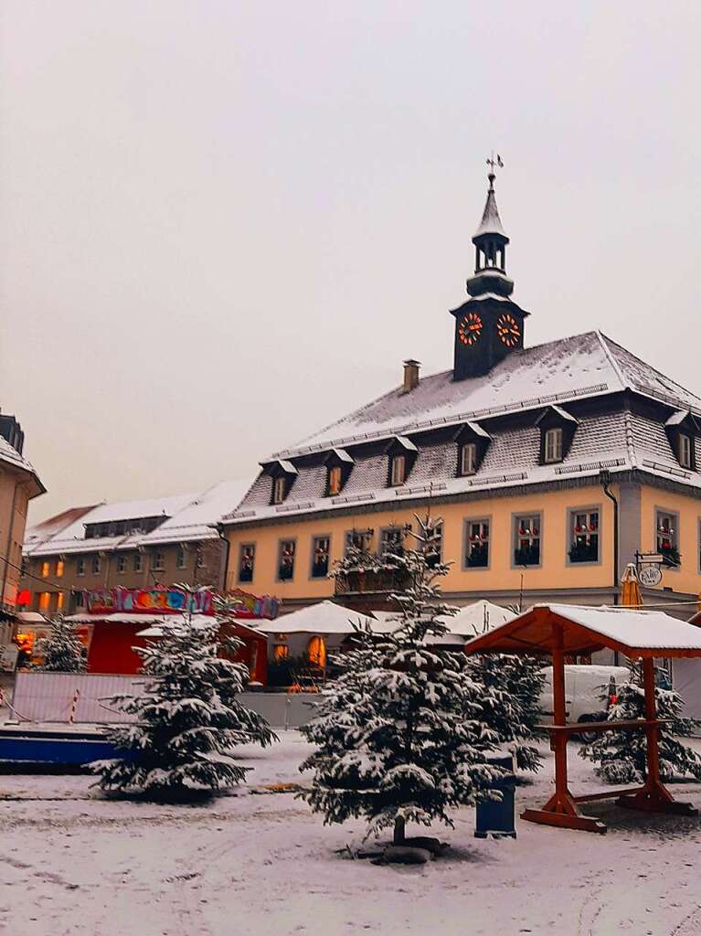 Der winterlich verschneite Marktplatz in Emmendingen