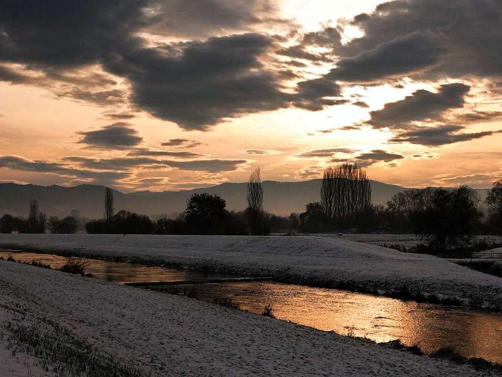 Die Sonne frbt den Himmel und das Wasser der Elz. Sonst wirke alles schwarz-wei, schreibt Fotograf Konrad Saier.