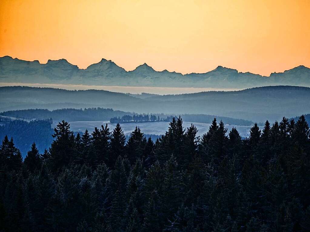 Kurz vor dem Sonnenaufgang konnte  Thorolf  Clemens den orangleuchtenden Himmel am Kandel einfangen.  Der geniale Blick bis zu den Alpen habe sein Herz hher schlagen lassen, schreibt er dazu.