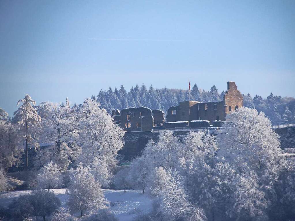 Noch majesttischer wirkt die Emmendinger Hochburg in winterlicher Umgebung, so wie sie Simone Ehreiser abgelichtet hat.