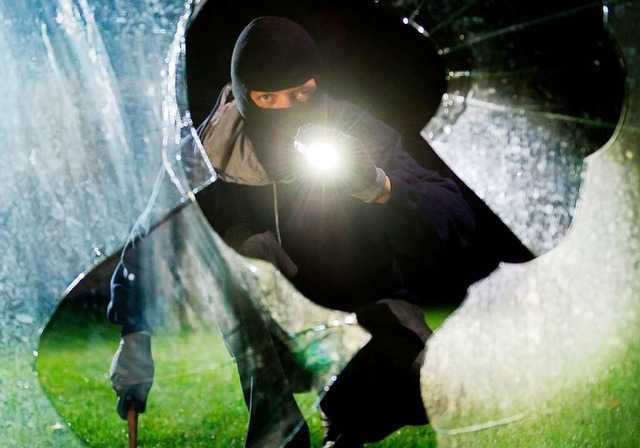 In Zarten ist in der Silvesternacht in...te die Polizei nicht mit (Symbolfoto).  | Foto: Daniel Maurer (dpa)