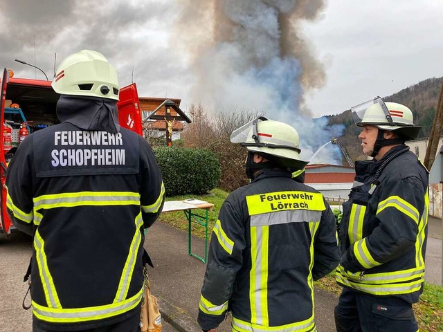 Krfte der Feuerwehren Schopfheim und Lrrach beim Grobrand in Wehr  | Foto: Annemarie Rsch