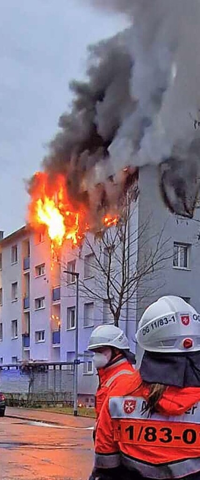 Beim Eintreffen des Rettungsdienstes schlagen Flammen aus dem Wohngebude.  | Foto: Eggs