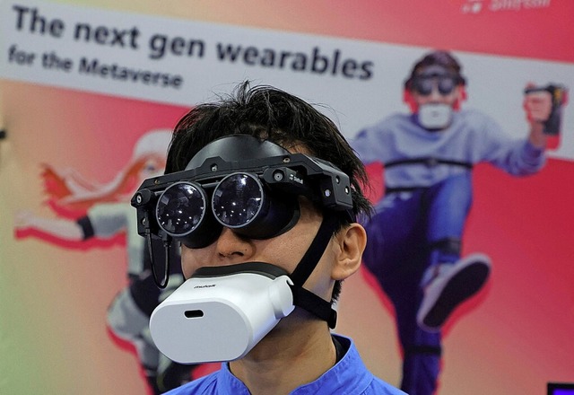 Mit Brille und Mikro ab in eine virtuelle Welt &#8211; das geht bei der CES.  | Foto: ETHAN MILLER (AFP)