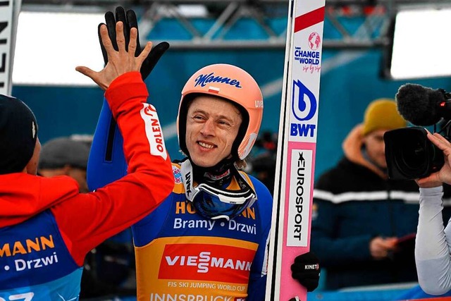 Dawid Kubacki freut sich ber seinen Sieg in Innsbruck.  | Foto: CHRISTOF STACHE (AFP)