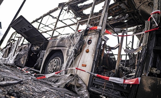 Ein ausgebrannter Reisebus steht nach ...er Strae im Berliner Bezirk Neuklln.  | Foto: Fabian Sommer (dpa)