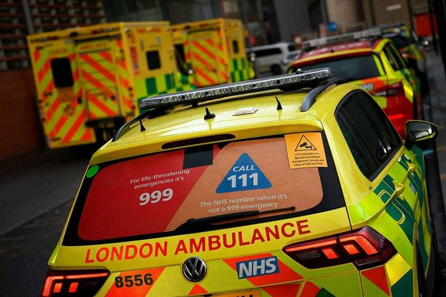 Mehrere Rettungswagen vor dem Royal-London-Krankenhaus an diesem Mittwoch.  | Foto: DANIEL LEAL